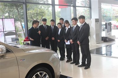 我院成功舉辦“渝鑫吉利杯”汽車營(yíng)銷大賽，學(xué)生實(shí)戰(zhàn)演練汽車銷售技能